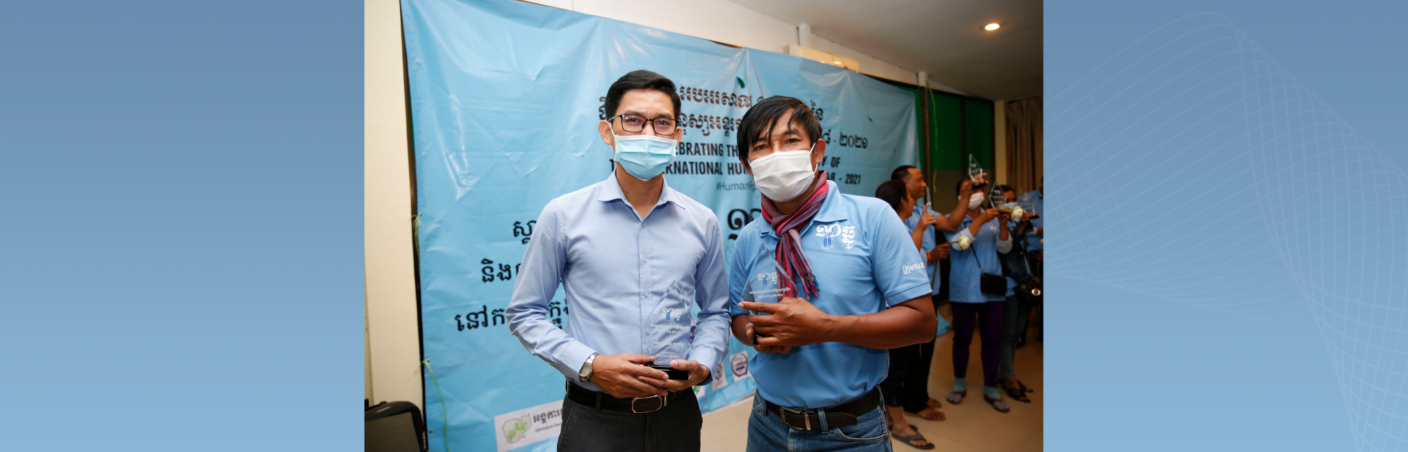 Two CamboJA member journalists receive Human Rights Defenders Awards